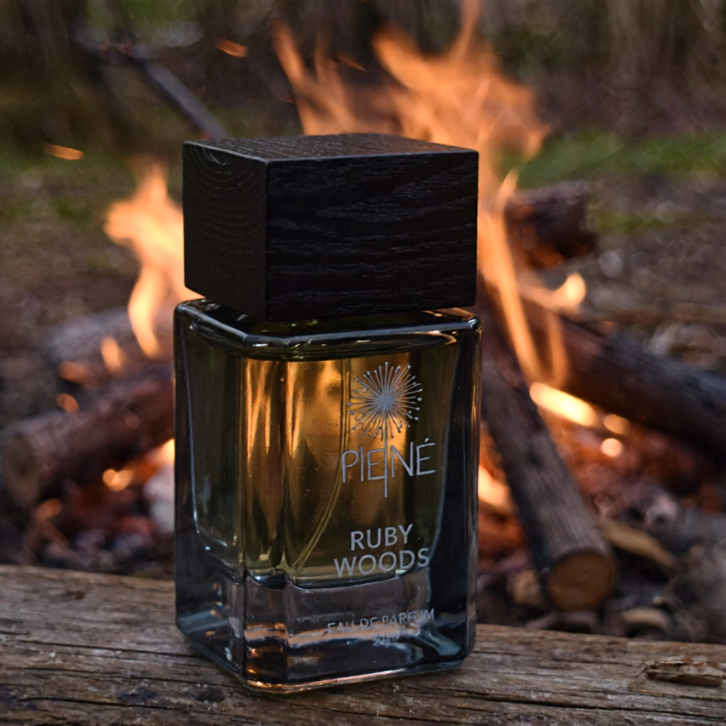 „Ruby Woods“ kvepalai – medienos ir gintaro aromatas su raudonų uogų prieskoniu