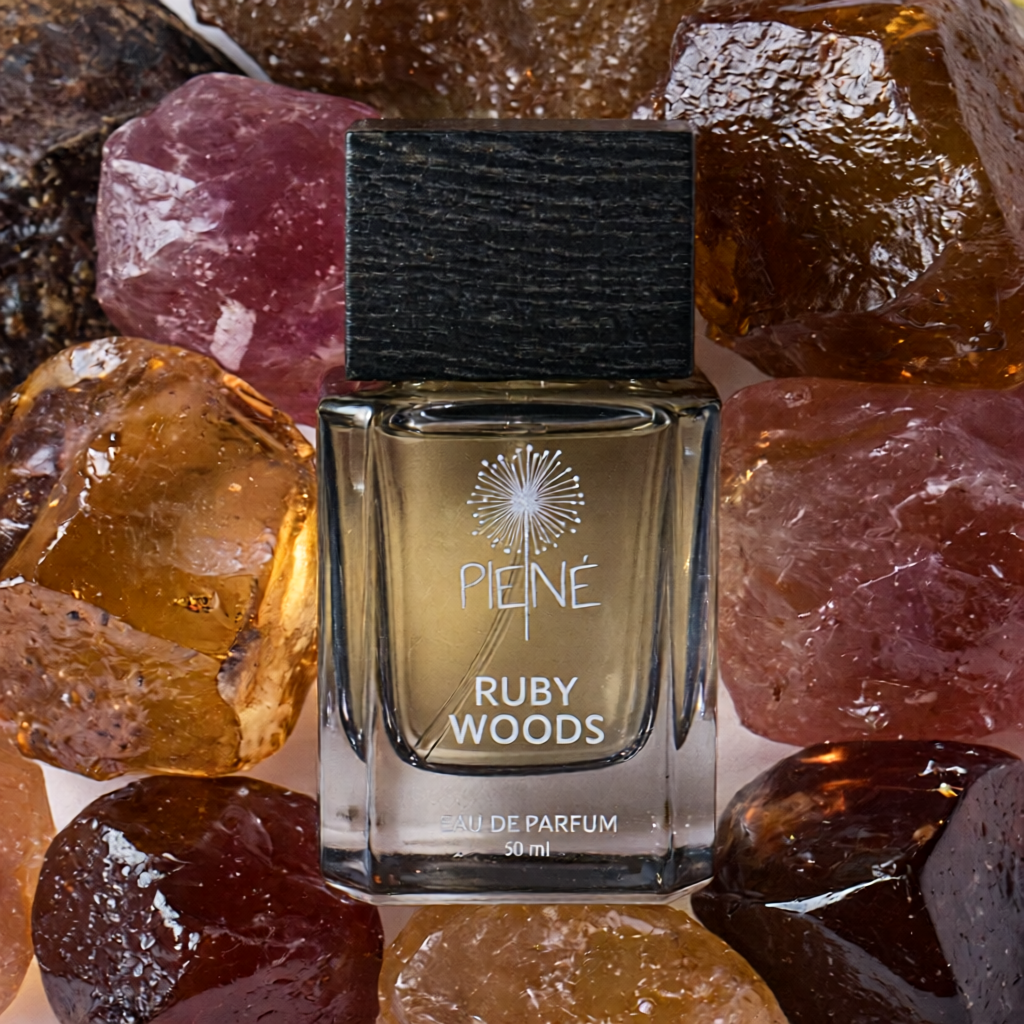 „Ruby Woods“ kvepalai – medienos ir gintaro aromatas su raudonų uogų prieskoniu