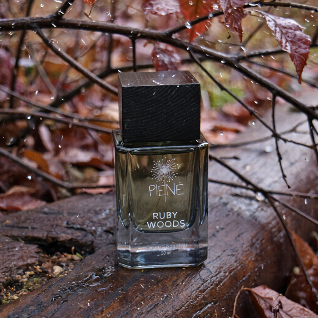 „Ruby Woods“ kvepalai – medienos ir gintaro aromatas su raudonų uogų prieskoniu